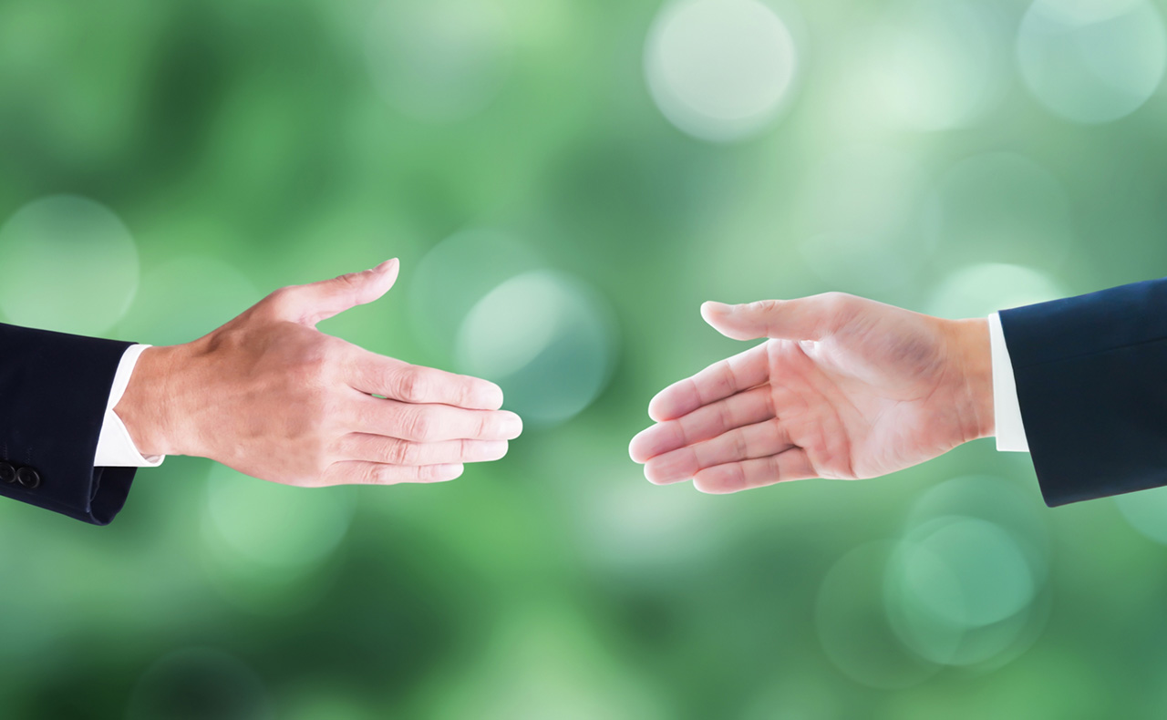 握手するビジネスマンの手元
